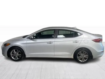 2017 Hyundai Elantra - image 10