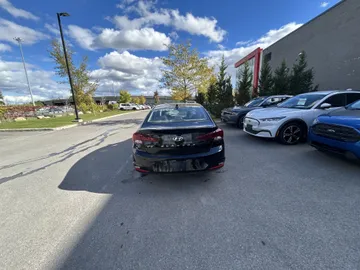 2019 Hyundai Elantra - image 4