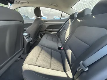 2019 Hyundai Elantra - image 7