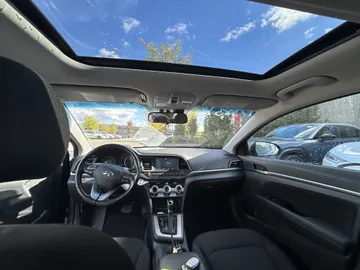 2019 Hyundai Elantra - image 8