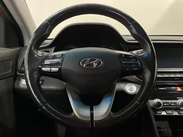2019 Hyundai Elantra - image 24