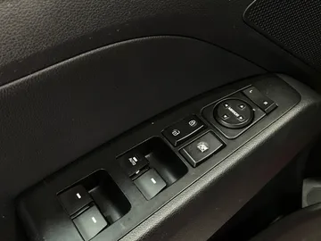 2019 Hyundai Elantra - image 23