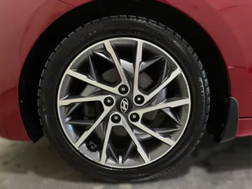 2019 Hyundai Elantra - image 7