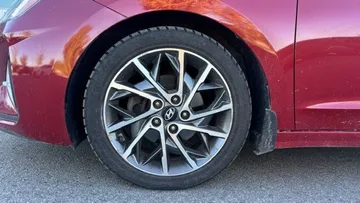 2019 Hyundai Elantra - image 10