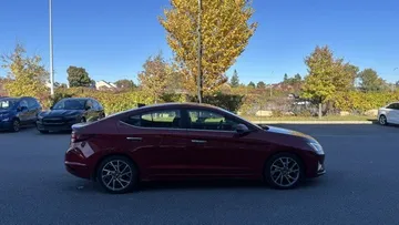 2019 Hyundai Elantra - image 9