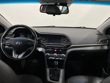 2019 Hyundai Elantra - image 4