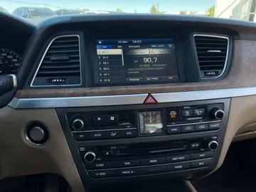 2015 Hyundai Genesis - image 30