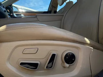 2015 Hyundai Genesis - image 25