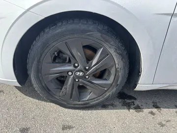 2021 Hyundai Elantra - image 7