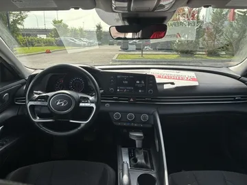 2021 Hyundai Elantra - image 9