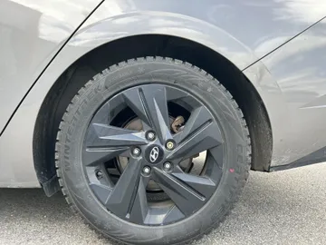 2023 Hyundai Elantra - image 7