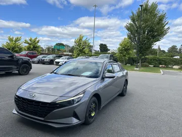 2023 Hyundai Elantra - image 3
