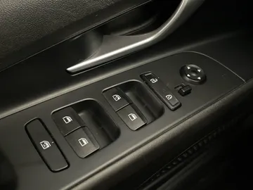 2023 Hyundai Elantra - image 21