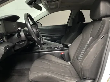 2023 Hyundai Elantra - image 3