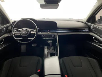 2023 Hyundai Elantra - image 4