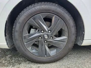 2023 Hyundai Elantra - image 7