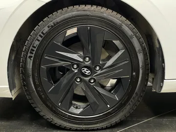 2023 Hyundai Elantra - image 7