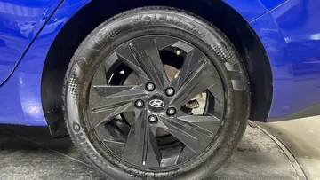 2023 Hyundai Elantra - image 17