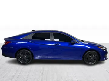 2023 Hyundai Elantra - image 9