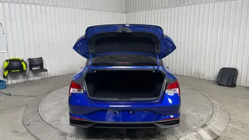 2023 Hyundai Elantra - image 12