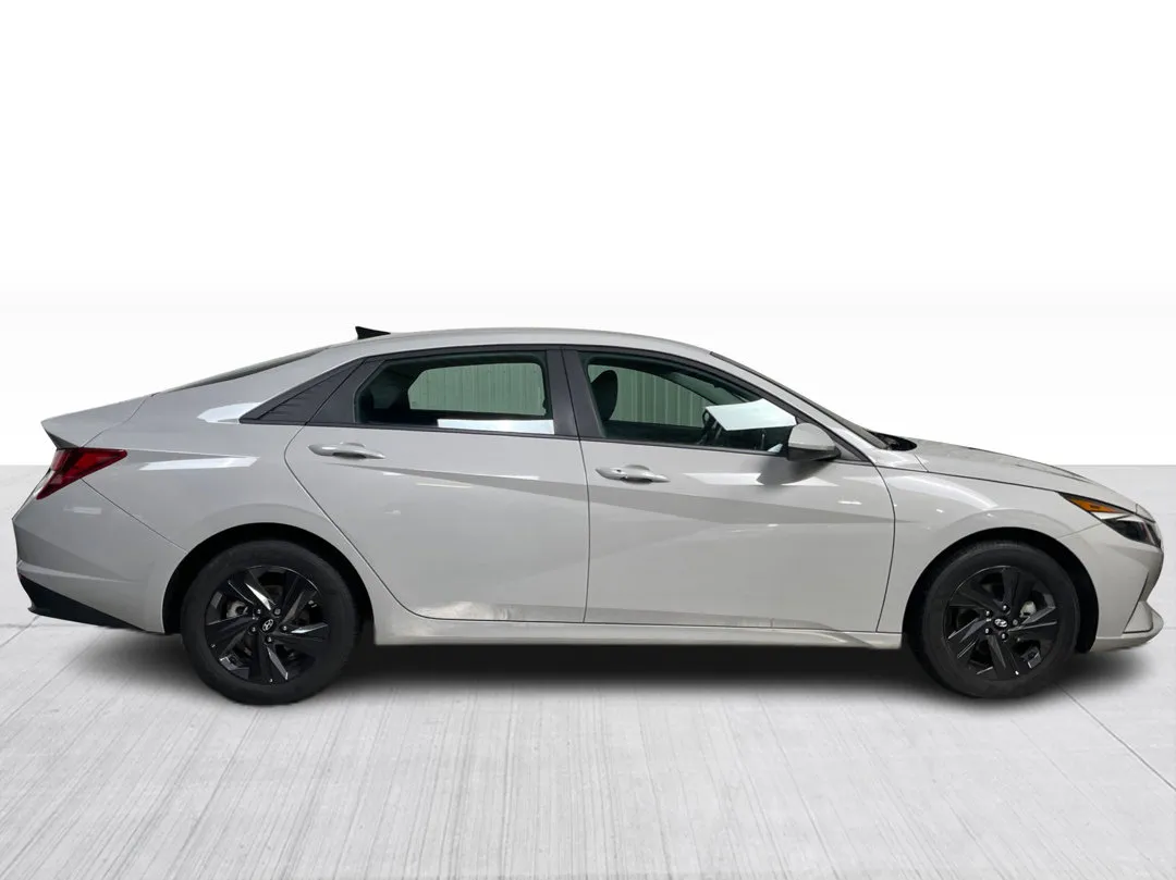 2023 Hyundai Elantra — photo 2