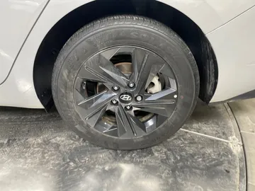 2023 Hyundai Elantra - image 6