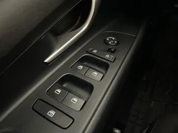 2023 Hyundai Elantra - image 22