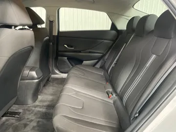 2023 Hyundai Elantra - image 15