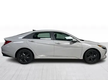 2023 Hyundai Elantra - image 2