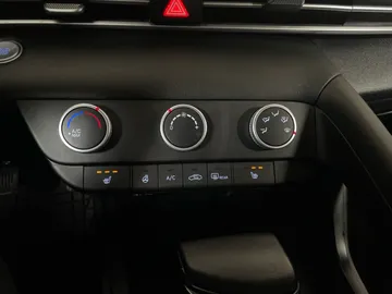 2023 Hyundai Elantra - image 20