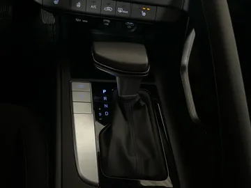 2023 Hyundai Elantra - image 25