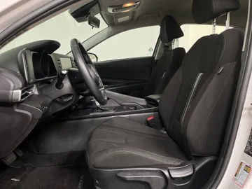 2023 Hyundai Elantra - image 3