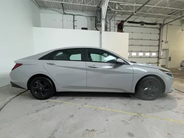 2023 Hyundai Elantra - image 2