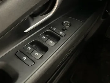 2023 Hyundai Elantra - image 24