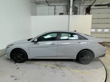 2023 Hyundai Elantra - image 9