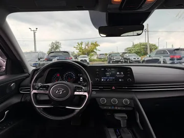 2023 Hyundai Elantra - image 9