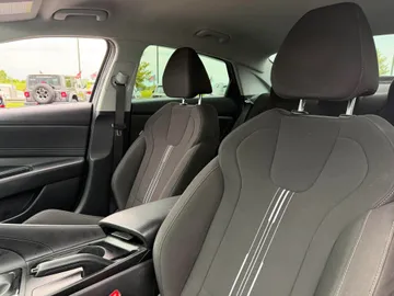 2023 Hyundai Elantra - image 8