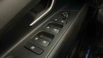 2023 Hyundai Elantra - image 25