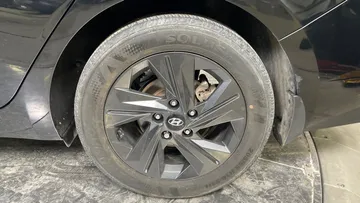 2023 Hyundai Elantra - image 20