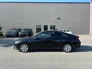 2021 Hyundai Elantra - image 4