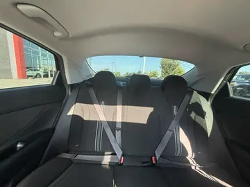 2021 Hyundai Elantra - image 8
