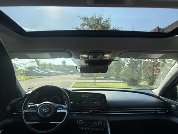 2021 Hyundai Elantra - image 9