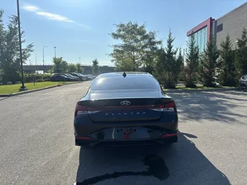 2021 Hyundai Elantra - image 6