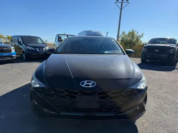 2023 Hyundai Elantra - image 2