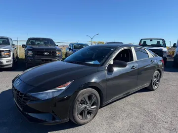 2023 Hyundai Elantra - image 3