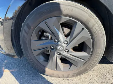 2023 Hyundai Elantra - image 7