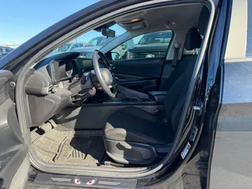 2023 Hyundai Elantra - image 8