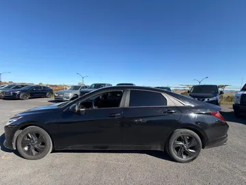2023 Hyundai Elantra - image 4