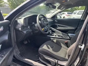 2023 Hyundai Elantra - image 8