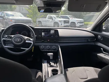 2023 Hyundai Elantra - image 9